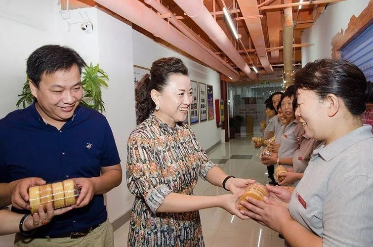 太和文化礼品城总经理陈暇双节亲切慰问一线员工